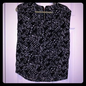 Sz S, loose-fitting black & white patterned blouse